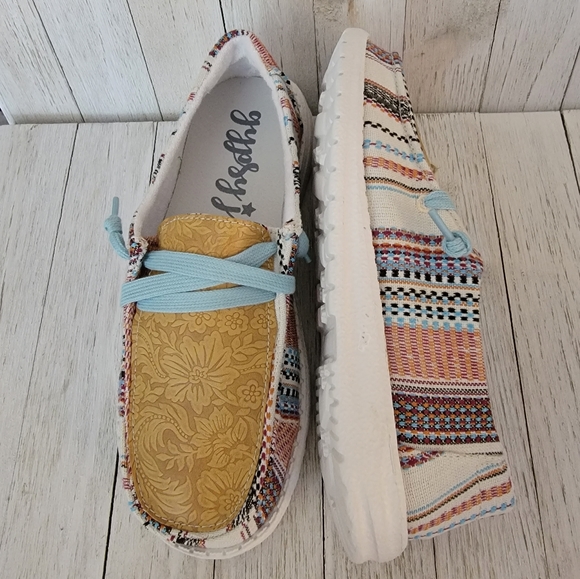 50 % OFF SALE-GYPSY JAZZ- HOLLYWOOD TOOLED CREAM MULTI SLIP ON SNEAKERS - Picture 4 of 6